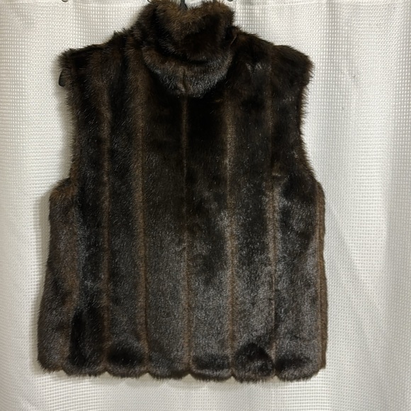 Vtg unbranded vintage faux fur Vest. - Picture 2 of 4